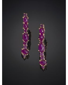 446-PENDIENTES LARGOS DE CABUJONES DE RUBÍ.Montura en oro rosa de 18k.