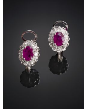 454-PENDIENTES DE RUBIES RODEADOS DE BRILLANTES DE MONTURA DE ORO BLANCO DE 18K.