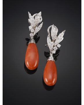 480-PENDIENTES LARGOS LÁGRIMA DE CORAL Y BRILLANTES CON DISEÑO VEGETAL. Montura en oro blanco de 18k. 