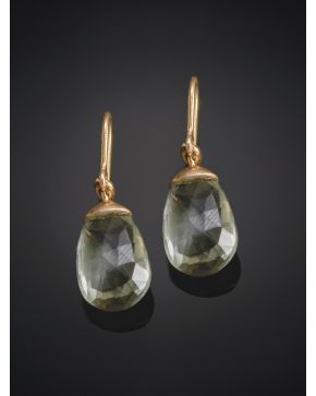 532-PENDIENTES COLGANTES DE CUARZOS VERDES FACETADOS. Montura en oro amarillo de 18k