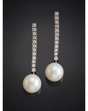 549-PENDIENTES COLGANTES DE LINEA DE BRILLANTES DE LA QUE PENDEN PERLAS AUSTRALIANAS DE 10MM. Montura en oro blanco de 18k.