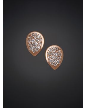 564-PENDIENTES DE BRILLANTES EN FORMA DE LÁGRIMA SOBRE ORO ROSA MATEADO. Montura en oro rosa de 18k.