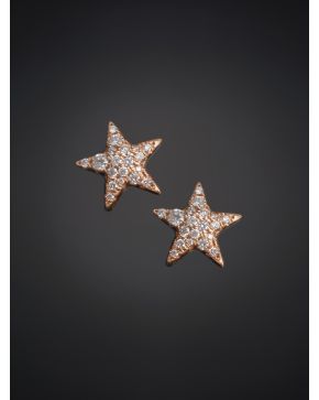 565-PENDIENTES DE BRLLANTES EN FORMA DE ESTRELLAS SOBRE MONTURA DE ORO ROSA DE 18K.