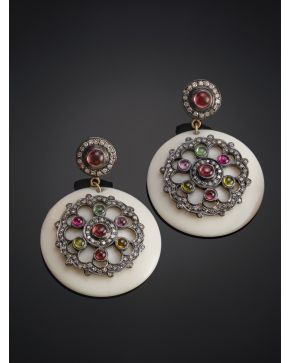 566-PENDIENTES LARGOS DE BAQUELITA EN TONO MARFIL.TURMALINAS DE DISTINTOS TONOS Y BRILLANTES.Montura en plata pavonada y terminaciones en oro amarillo de 