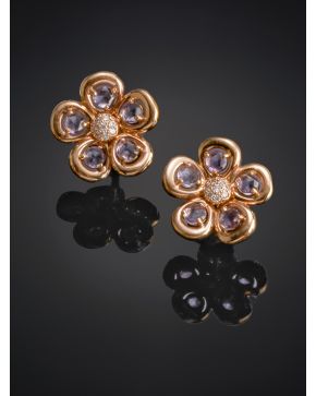 573-PENDIENTES EN FORMA DE FLOR DE ZAFIROS ROSAS Y BRILLANTE CENTRAL SOBRE MONTURA DE ORO ROSA DE 18K. 