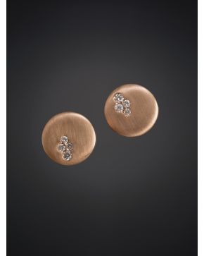 575-PENDIENTES DE BOTÓN CON CUATRO PEQUEÑOS BRILLANTES SOBRE ORO ROSA MATEADO. Montura en oro rosa de 18k.