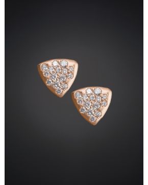 579-PENDIENTES DE BRILLANTES EN FORMA TRIANGULAR SOBRE MONTURA DE ORO ROSA DE 18K.