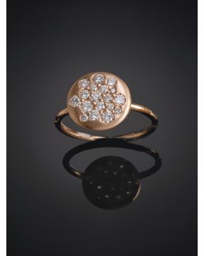 582-SORTIJA CON FRENTE DE ORO ROSA MATEADO CON DETALLES DE BRILLANTES. Montura en oro rosa de 18k.