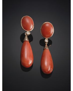 597-PENDIENTES COLGANTES DE CORAL CON BRILLANTE Y  FORMA DE LAGRIMA. Montura en oro amarillo de 18k.