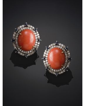 608-PENDIENTES CABUJONES DE CORAL ORLADOS DE BRILLANTES Y ZAFIROS. Montura en plata pavonada y oro amarillo de 18k. 