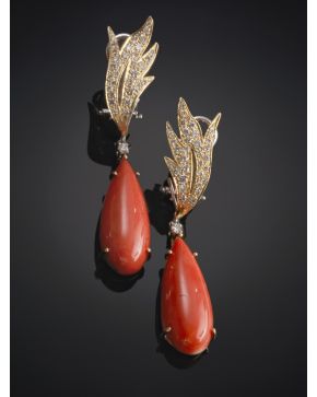 609-PENDIENTES LARGOS LÁGRIMA DE CORAL Y DISEÑO DE VEGETAL DE BRILLANTES. Montura en oro amarillo de 18k.