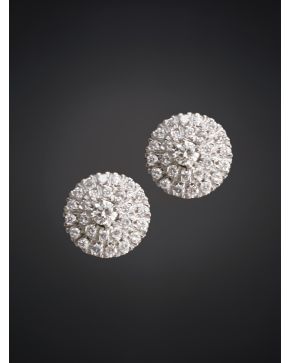 622-PENDIENTES DE BRILLANTES EN DISTINTAS ALTURAS DE 0.77 CT APROX. Montura en oro blanco de 18k.