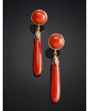 636-PENDIENTES LARGOS DE CORAL CON CHISPITAS DE BRILLANTES Y REMATADOS EN CABUJÓN DE CORAL Y ORO AMARILLO DE 18K.