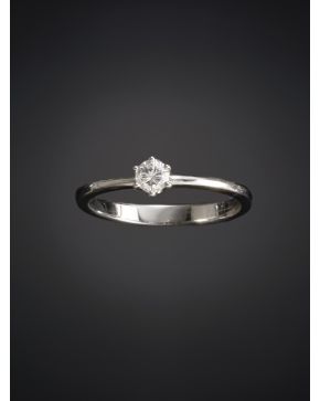 638-ELEGANTE SORTIJA SOLITARIO DE 0.21 CT APROX. Montura en oro blanco de 18k.