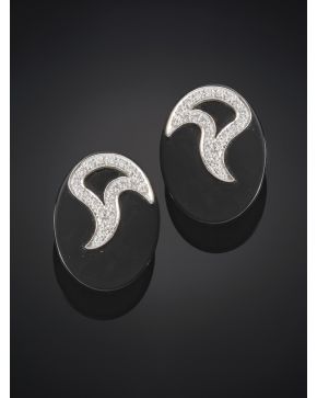 644-PENDIENTES OVALADOS DE ÓNIX Y PAVÉ DE BRILLANTES. Montura en oro blanco de 18k.