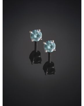 656-PENDIENTES DORMILONAS DE TOPACIO DE 0.68 CT APROX. Montura en oro blanco de 18k.