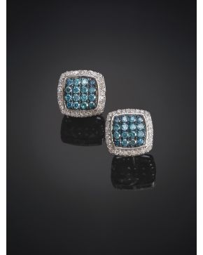 657-PENDIENTES DE BRILLANTES AZULES ORLADOS DE BRILLANTES. EN FORMA DE CUADRADO. Montura en oro blanco de 18k.