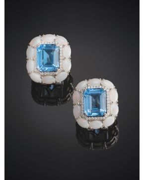 662-PENDIENTES TOPACIO AZUL ORLADOS DE BRILLANTES Y ÓPALOS.Montura en oro blanco de 18k.