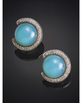 665-PENDIENTES DE CABUJONES DE TURQUESAS RODEADOS CON MEDIA LUNA DE BRILLANTES. Montura en oro blanco de 18k.