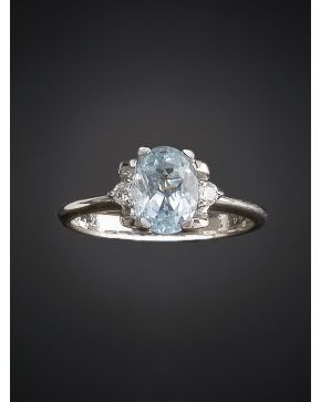 667-SORTIJA CON GRAN TOPACIO AZUL  DE 1.21 CT APROX.CON DETALLES DE BRILLANTES.Montura en oro blanco de 18k.