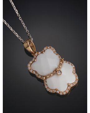 669-COLGANTE DE OSITO DE AGATA ORLADO DE CHISPITAS DE BRILLANTES. ORO ROSA Y BLANCO DE 18K.