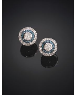 671-PENDIENTES ORLADOS DE BRILLANTES AZULES Y BLANCOS.Montura en oro blanco de 18k.