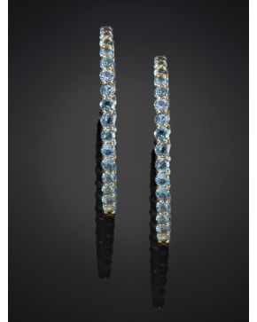 678-PENDIENTES AROS DE TOPACIOS AZULES DE 25.11 CT APROX. Montura en oro amarillo de 18k.