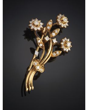 703-BROCHE EN FORMA DE RAMO DE CON FLORES Y HOJAS DE PÉTALOS DE BRILLANTES. Montura oro amarillo de 189k.