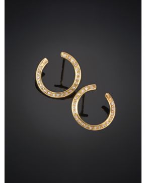 707-PENDIENTES CIRCULARES DECORADOS POR UNA LÍNEA DE BRILLANTES. Montura en oro amarillo de 19 k.