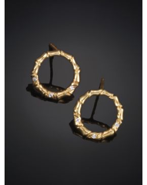 710-PENDIENTES CIRCULARES DECORADOS CON TRES PEQUEÑOS BRILLANTES. Montura en oro amarillo de 19 k.