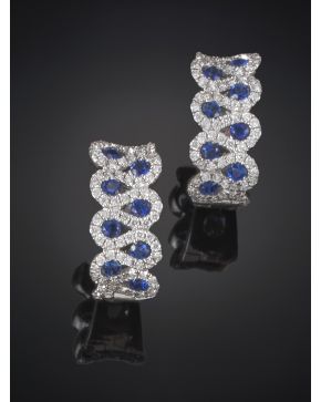 712-PENDIENTES MEDIAS CRIOLLAS DE ZAFIROS INTERCALADOS DE 0.82 CT APROX. Y BRILLANTES. Montura en oro blanco de 18k.