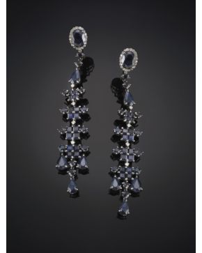 714-PENDIENTES LARGOS DE ZAFIROS CON BRILLANTES INTERCALADOS.Montura en plata pavonada y terminaciones en oro amarillo de 18k.