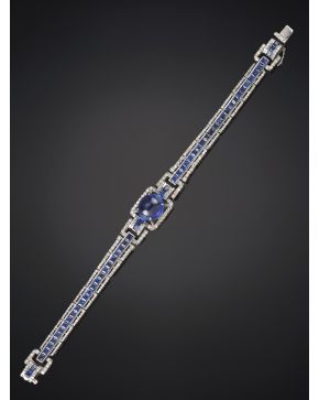 732-ELEGANTE PULSERA  DE ZAFIROS CALIBRADOS. CENTRO CABUJÓN DE ZAFIRO Y BRILLANTES.Montura en oro blanco de 18k.