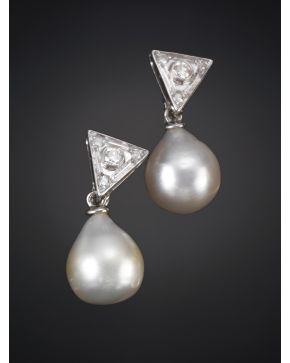 78-PENDIENTES DE PERLAS AUSTRALIANAS TALLA PERA REMATADOS  POR TRIÁNGULO DE PAVÉ DE BRILLANTES Y BRILLANTE CENTRAL.Montura en oro blanco de 18k.