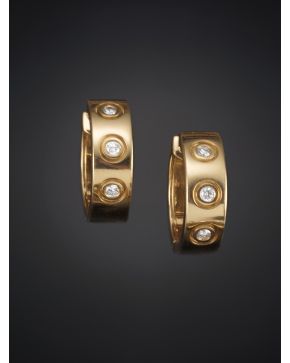 780A-MODERNAS CRIOLLAS DECORADAS CON TRES DIAMANTES CADA UNA SUMANDO UN TOTAL DE 0.39 CT. Montura en oro amarillo de 18 k.