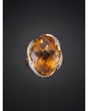 782-GRAN SORTIJA CON CITRINO CENTRAL DE 14.62 CT APROX  ORLADO DE BRILLANTES. ALTA CALIDAD. Montura en oro amarillo de 18k.