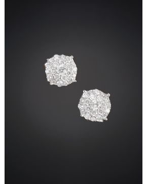 786-PENDIENTES DE BRILLANTES EN GARRAS SOBE MONTURA DE ORO BLANCO DE 18K.