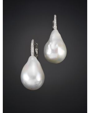 815-PENDIENTES DE PERLAS  BARROCAS DE AGUA DULCE CON INTENSO ORIENTE. COLGANTES DE LÍNEA DE BRILLANTES CALIDAD EXTRA. Montura en oro blanco de 18k.