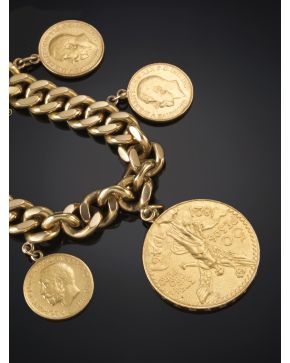 825-GRAN PULSERA DE ESLABON BARBADO CON CINCO MONEDAS COLGANTES DE DIFERENTES TAMAÑOS. Oro amarillo de 18K.