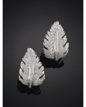 831-ELEGANTES PENDIENTES EN FORMA DE HOJA DE PAVÉ DE BRILLANTES. CALIDAD EXTRA. Montura en oro blanco de 19k. Pieza punzonada.