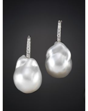 832-PENDIENTES DE PERLAS  BARROCAS DE AGUA DULCE CON INTENSO ORIENTE. COLGANTES DE LÍNEA DE BRILLANTES CALIDAD EXTRA. Montura en oro blanco de 18k.