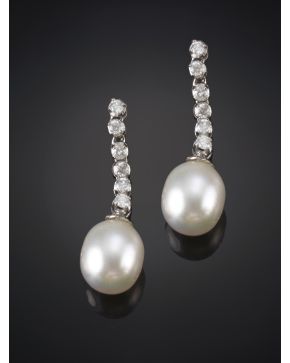 84-PENDIENTES LARGOS DE PERLAS AUSTRALIANAS CON LÍNEA DE BRILLANTES. Montura en oro blanco de 18k.