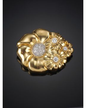 842-BROCHE FLOR EXQUISITO DISEÑO EN ORO AMARILLO DE 18K. CON TRIO DE BRILLANTES CALIDAD EXTRA. Peso total de los brillantes 0.50ct.aprox.