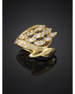 852-SORTIJA DE DISEÑO VEGETAL Y BRILLANTES DE 1.33 CT APROX. CALIDAD EXTRA. Montura en oro amarillo de 18k.