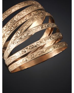 856-SEMANARIO COMPUESTO POR SIETE PULSERAS CON GRABADO VEGETAL EN ORO ROSA DE18K.