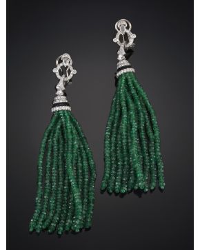 859-PENDIENTES LARGOS ESTILO SATOIRE CON CUENTAS DE JADE VERDE Y BRILLANTES. Montura en oro blanco de 18k.