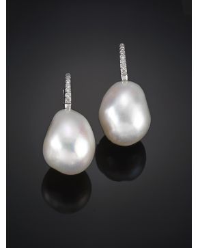 862-PENDIENTES DE PERLAS BARROCAS DE AGUA DULCE QUE PENDEN DE UNA LÍNEA DE BRILLANTES. CALIDAD EXTRA.Montura en oro blanco de 18k.