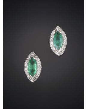 863-PENDIENTES DE ESMERALDAS DE 0.50 CT APROX.  EN FORMA DE ROMBO ORLADOS DE BRILLANTES. Montura en oro blanco de 18k.