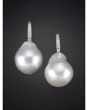 869-PENDIENTES DE PERLAS  AUSTRALIANAS BARROCAS CON INTENSO ORIENTE DE 13-14MM DE DIÁMETRO. COLGANTES DE LÍNEA DE BRILLANTES CALIDAD EXTRA. Montura en oro