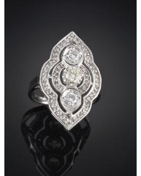 881-SORTIJA LANZADERA ESTILO ANTIGUO CON TRES BRILLANTES CENTRALES DE MAYOR TAMAÑO. Montura en oro blanco de 18k. Peso total de los brillantes: 0.60 ct.ap